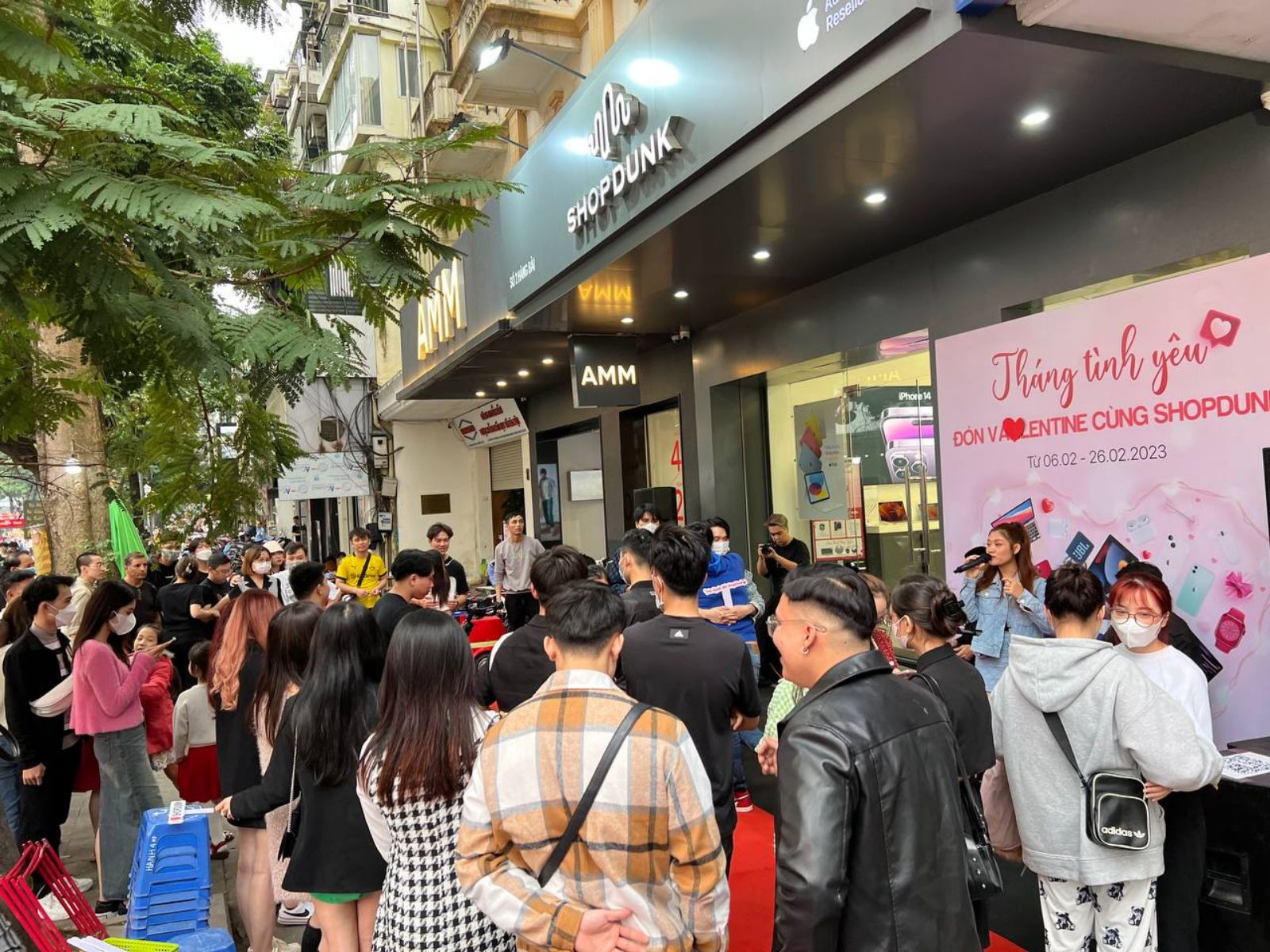 Hình ảnh cho danh mục VALENTINE: ÔM LÀ CÓ QUÀ, TRÚNG NGAY CẶP IPHONE 14 TRỊ GIÁ GẦN 50 TRIỆU ĐỒNG!