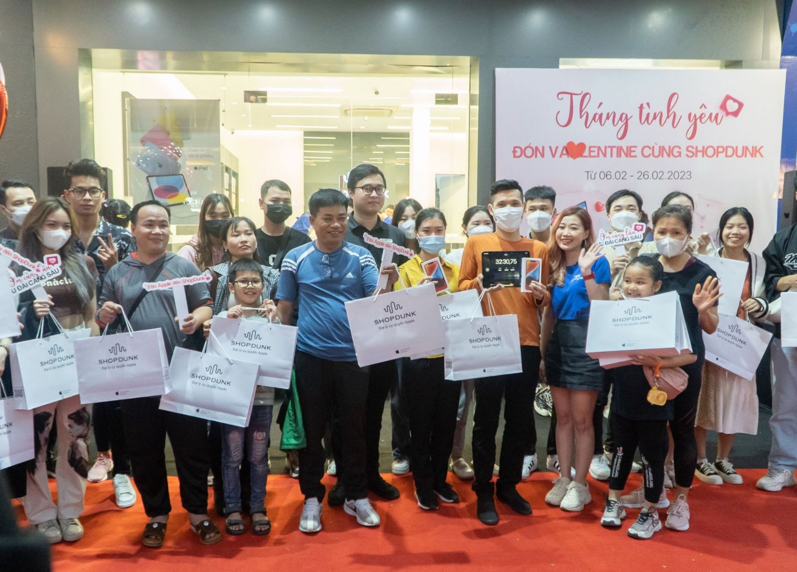 Hình ảnh cho danh mục TRÒ CHƠI “ÔM CÀNG LÂU, ƯU ĐÃI CÀNG SÂU” SHOPDUNK THU HÚT PHỐ ĐI BỘ HÀ NỘI
