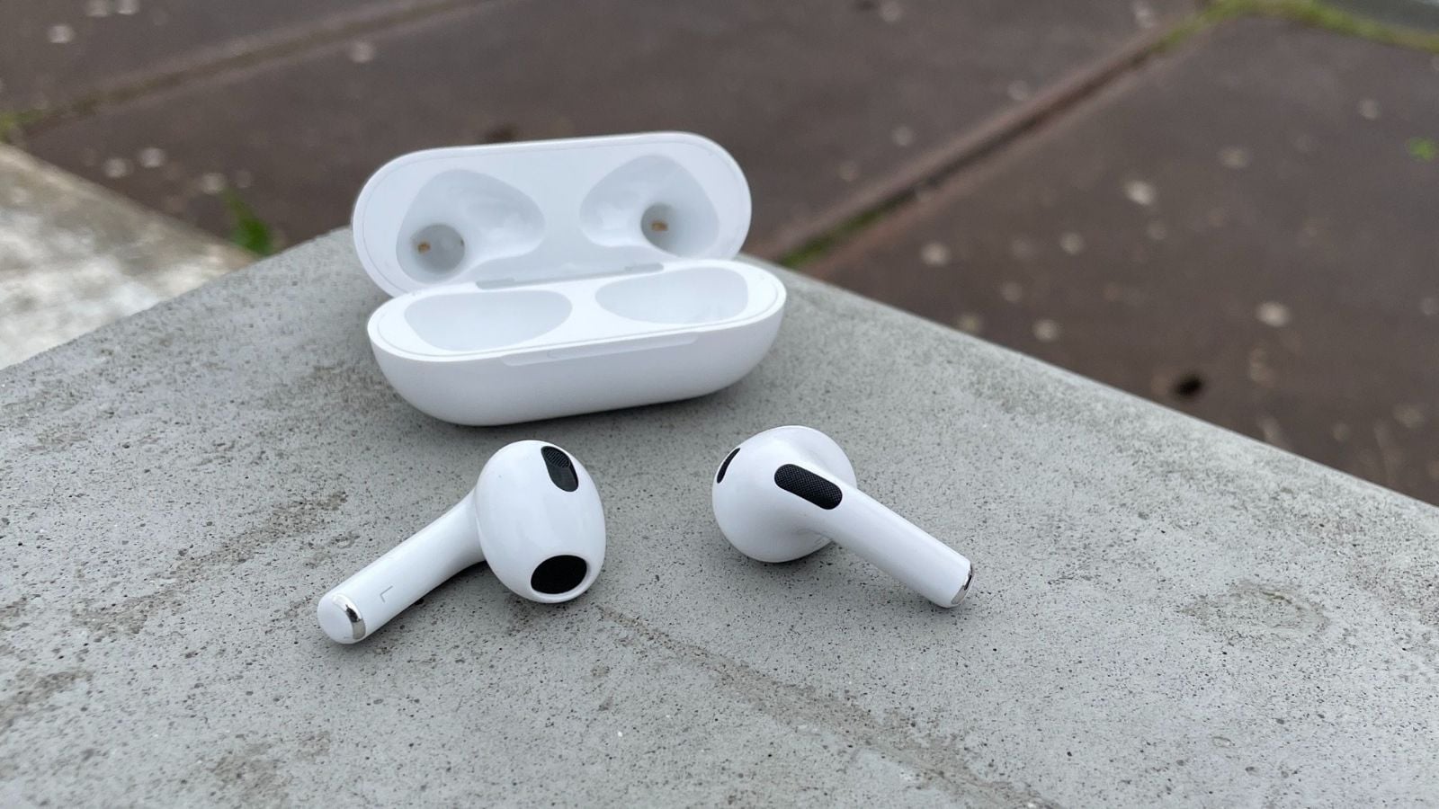 Hình ảnh cho danh mục Cách đeo AirPods đúng cách không rơi, không đau từ Apple