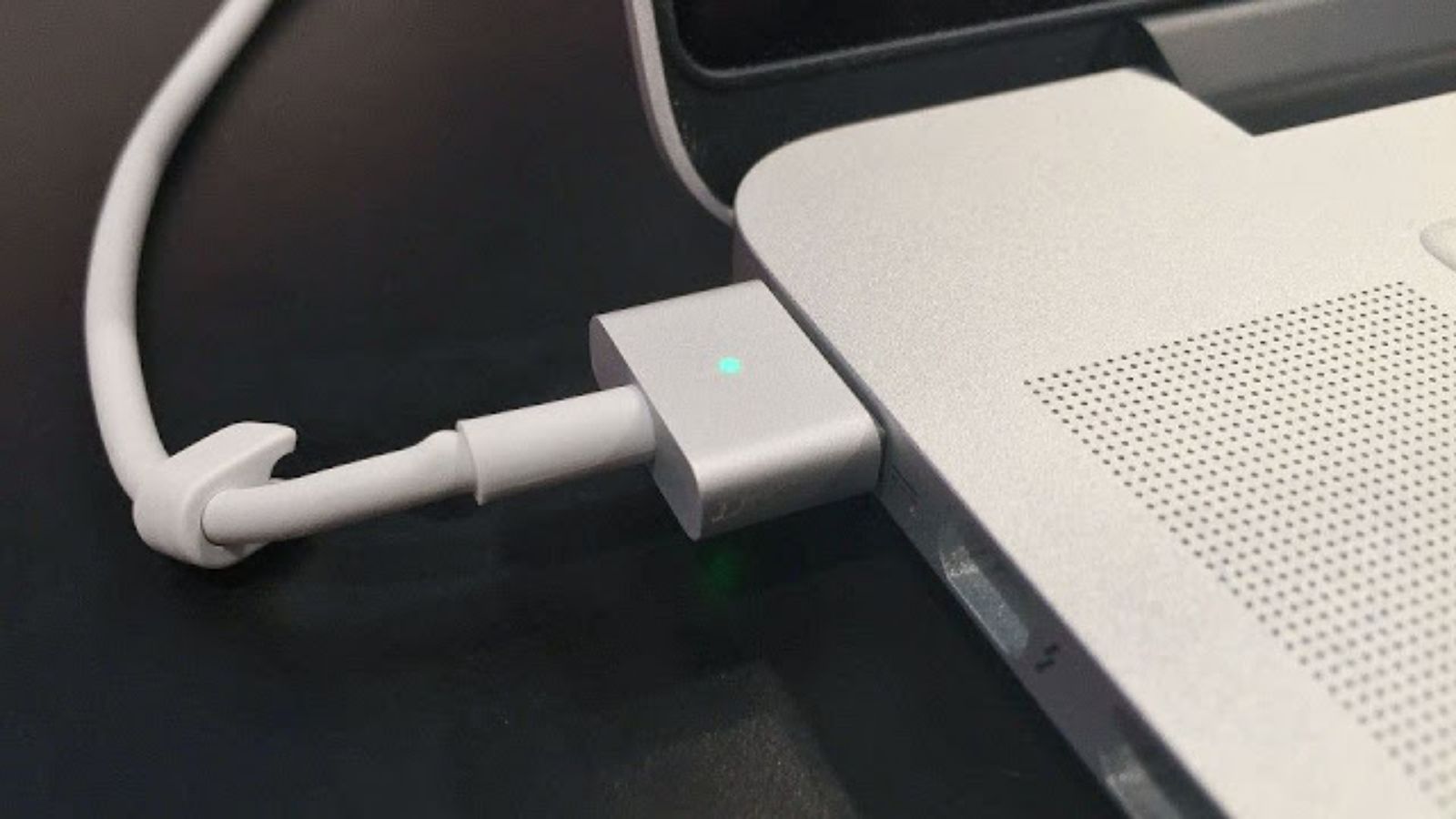 Hình ảnh cho danh mục Truy tìm thủ phạm làm MacBook bị rò điện