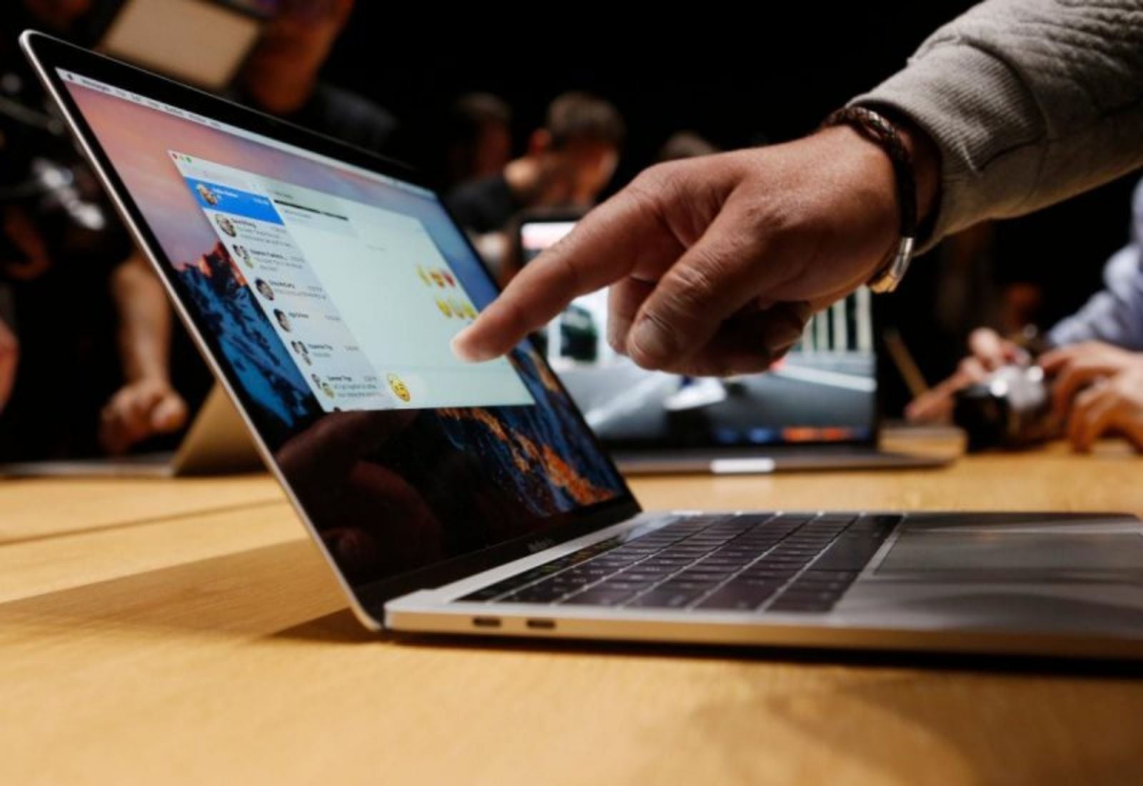Hình ảnh cho danh mục ShopDunk Care tri ân khách hàng: MIỄN PHÍ DỊCH VỤ VỆ SINH MACBOOK trong tháng 9.2022