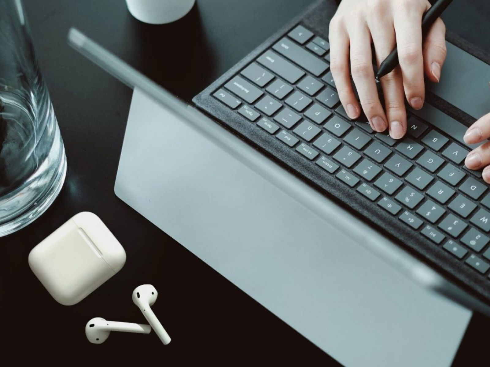 Hình ảnh cho danh mục 2 cách kết nối AirPods với Laptop và Macbook trong tíc tắc