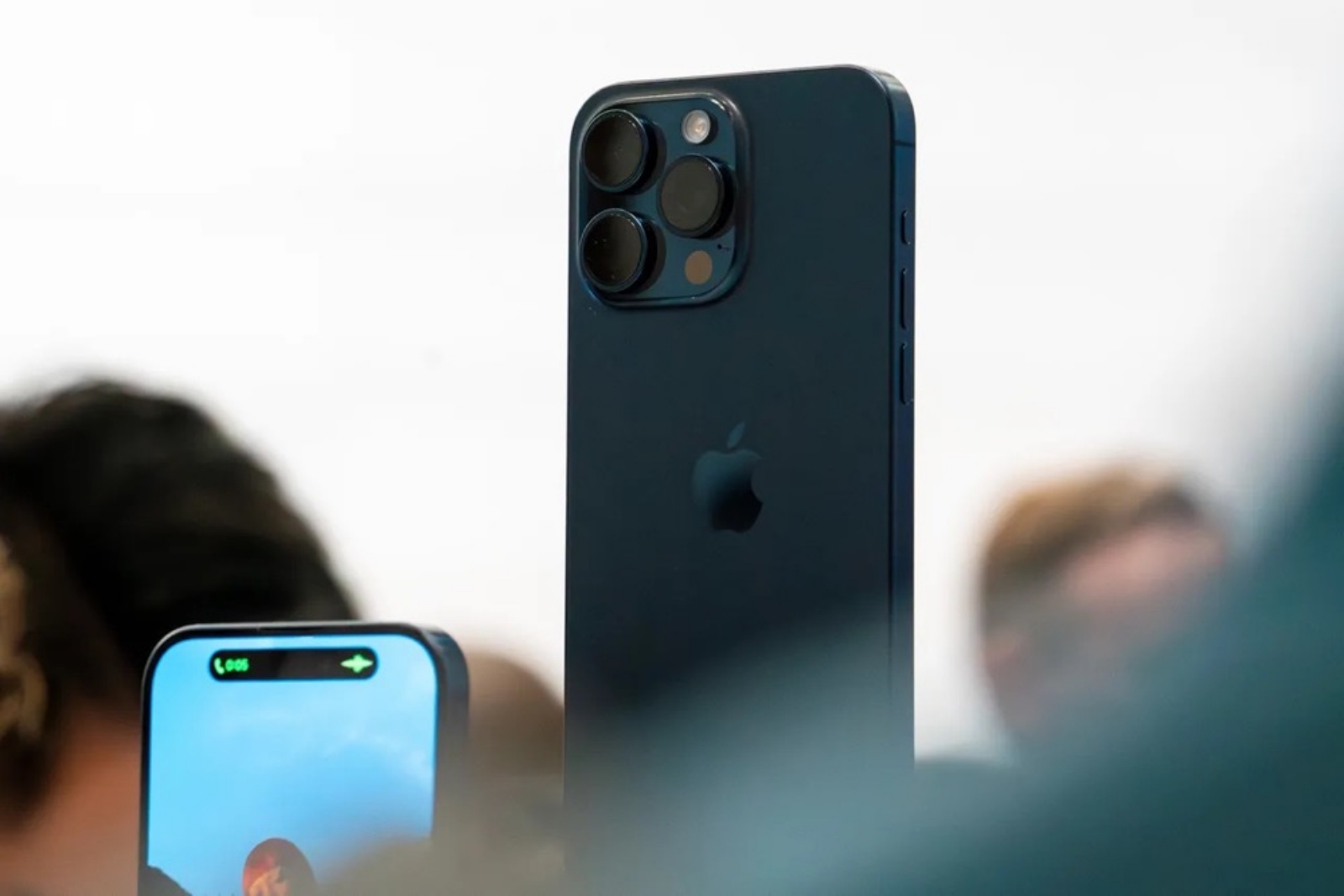 Hình ảnh cho danh mục iPhone 15 Pro Max màu Xanh Titan nổi bật miễn chê!