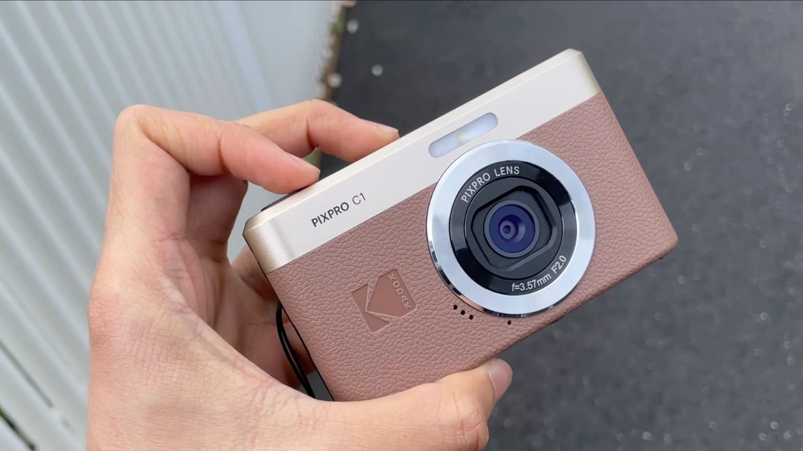 Tổng quan thiết kế và diện mạo của Kodak Pixpro C1: Máy ảnh compact retro cho người mới