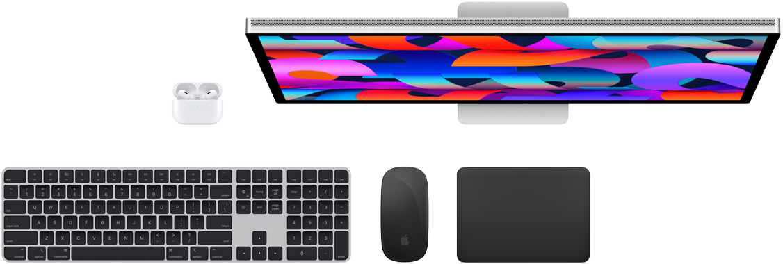 Mặt trên của các phụ kiện Mac: Studio Display, AirPods, Magic Keyboard, Magic Mouse, và Magic Trackpad