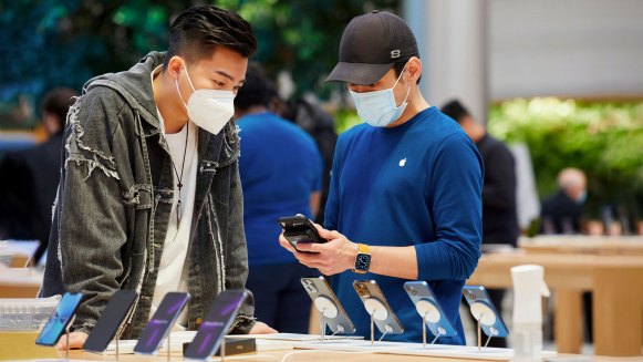 Apple Store iPhone Macbook 7