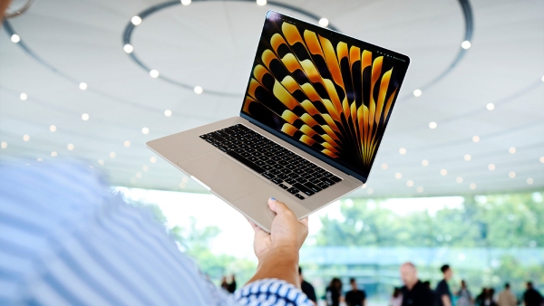 Hình ảnh macbook air m2 15 inch trên tay người dùng