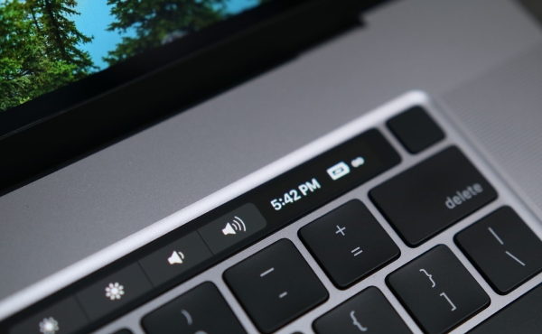 So sánh Touch Bar macbook pro m2 max vs m1 max