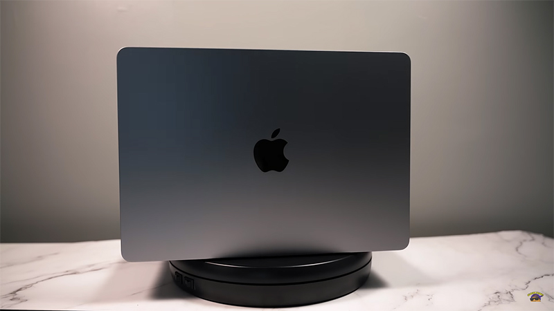 Cận cảnh MacBook Air M2 Space Gray sang trọng “đốn tim" các Apple fan 3 Air M2 màu xám