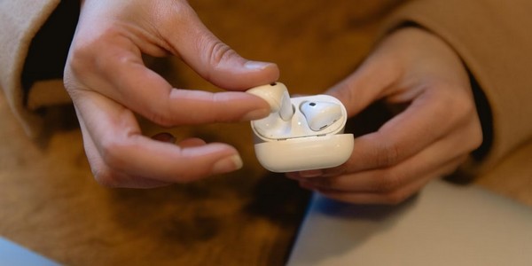 AirPods cần khoảng 45-60 phút cho một lần 