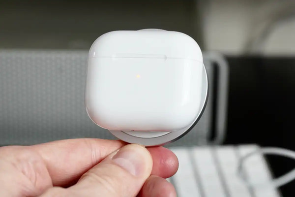 kết nối AirPods 3 với thiết bị sạc MagSafe