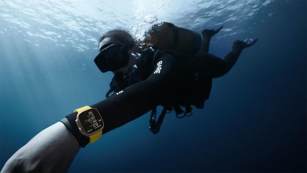 Apple Watch Ultra có khả năng chống nước ở độ sâu 100 mét theo tiêu chuẩn ISO 22810:2010 và tuân thủ EN13319
