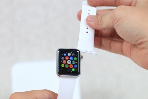 Tháo và vệ sinh dây đeo Apple Watch là một trong những thao tác quan trọng để tăng độ bền của dây và không làm ngấm nước vào thân đồng hồ