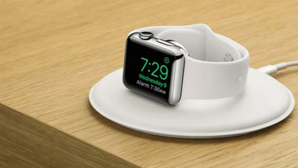 sạc pin Apple Watch Series 8 trước khi cập nhật phần mềm
