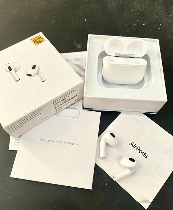 Bên trong hộp đựng AirPods 3