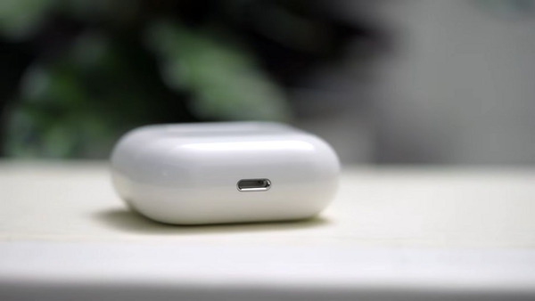 Lớp lót tại cổng sạc của AirPods 3