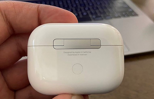 Phía dưới nút đa chức năng của hộp sạc AirPods 3