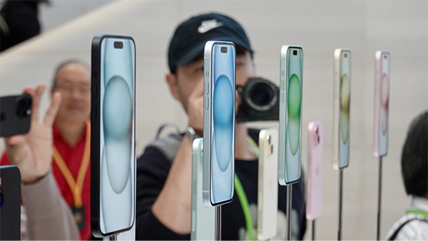 Cận cảnh khung viền của iPhone 15 Plus/tiêu chuẩn màu đen