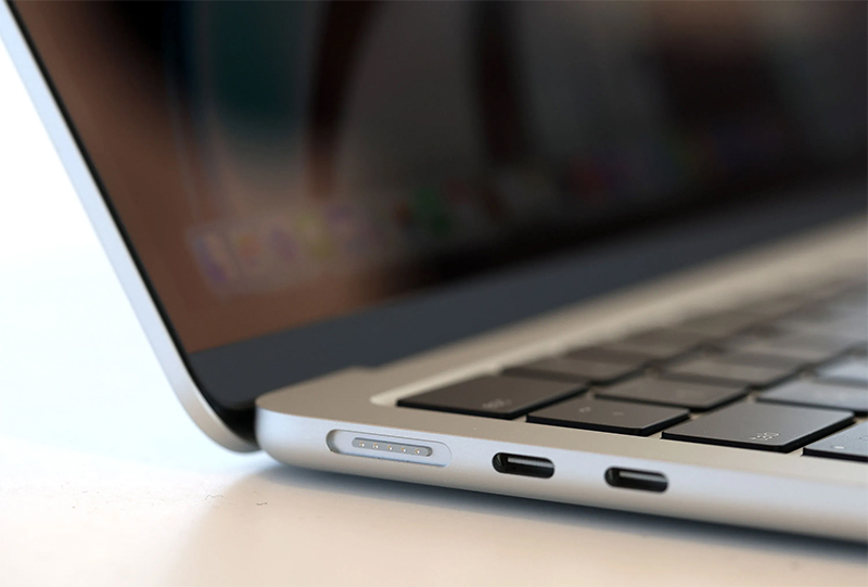 MacBook Air M2 chỉ có 2 cổng USB C