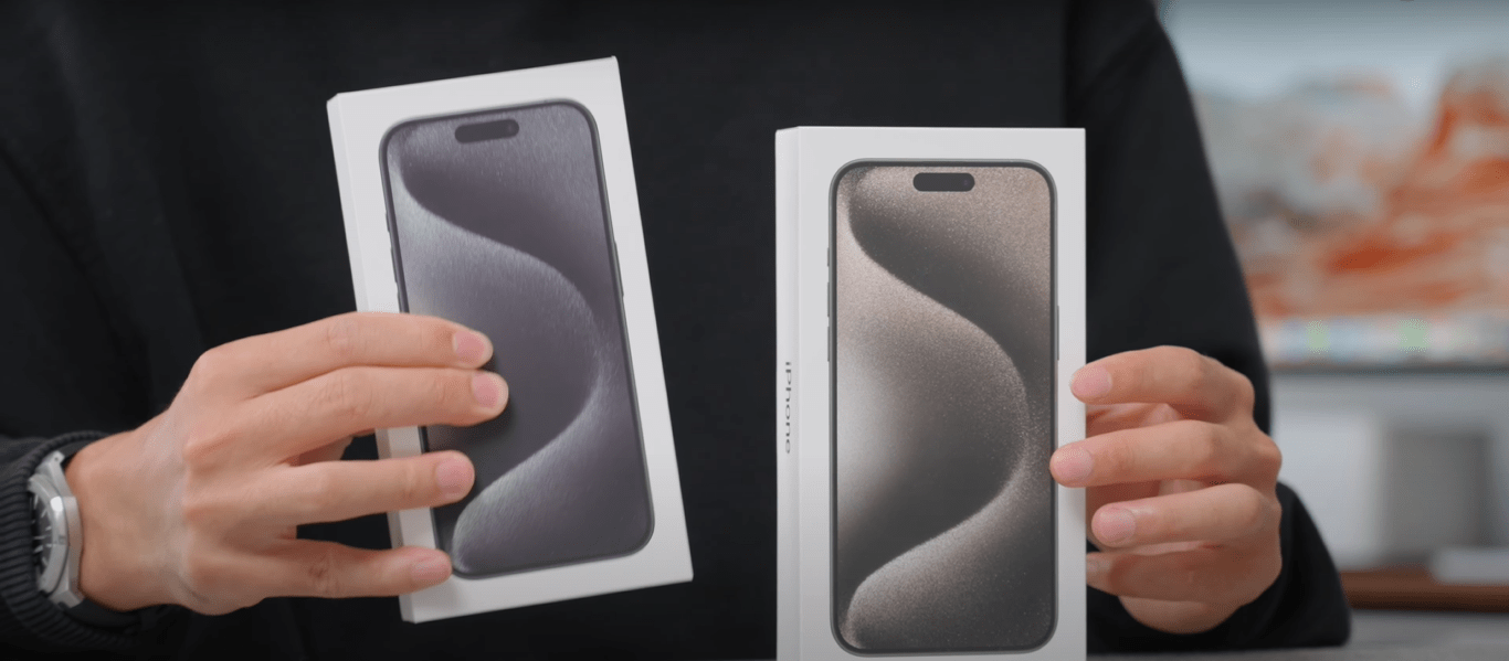 Đập hộp iPhone 15 với 2 phiên bản màu cực “hot” là Titan Tự Nhiên và Titan Đen