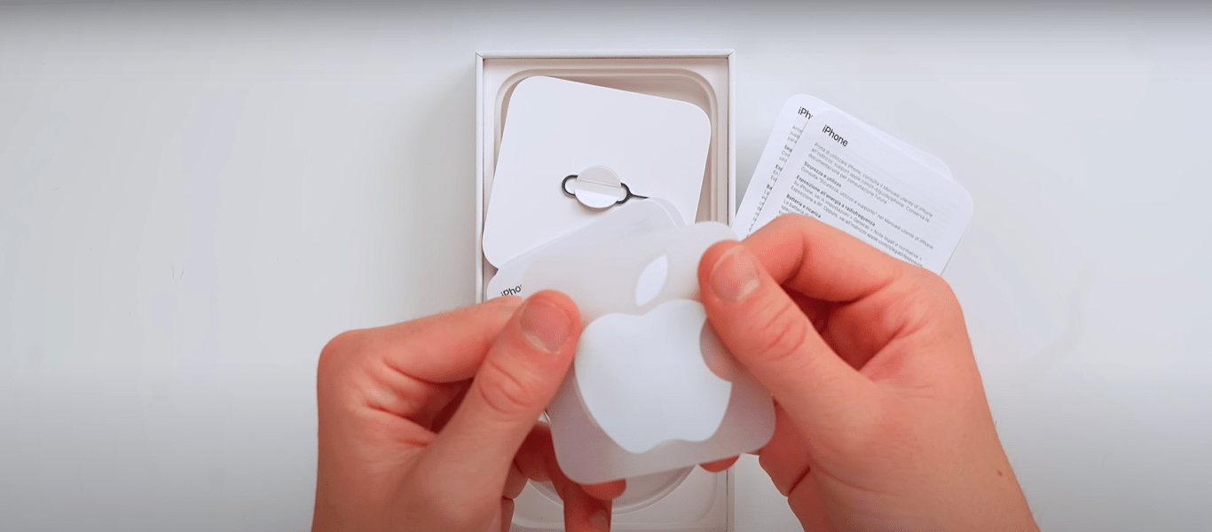 Trong hộp đựng vẫn đi kèm que chọc sim, sticker táo khuyết và giấy hướng dẫn sử dụng