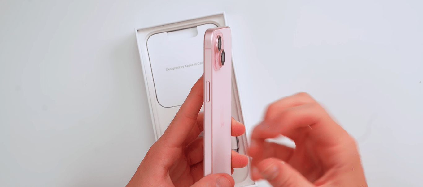 Trong hộp đựng vẫn đi kèm que chọc sim, sticker táo khuyết và giấy hướng dẫn sử dụng