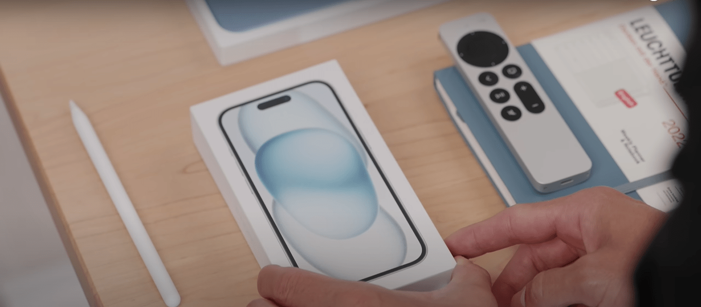 Tương tự các phiên bản khác, iPhone 15 Plus màu Xanh Dương vẫn được đựng trong hộp giấy tái chế màu trắng