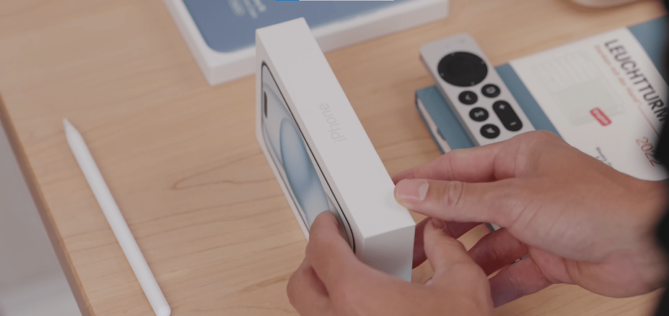 Cạnh phải của hộp đựng được in chữ iPhone