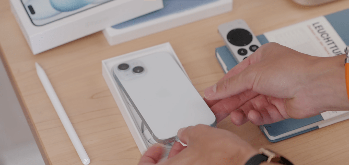 iPhone 15 Plus Xanh Dương có tông màu xanh dương pastel tươi sáng được đặt ngay ngắn trong hộp