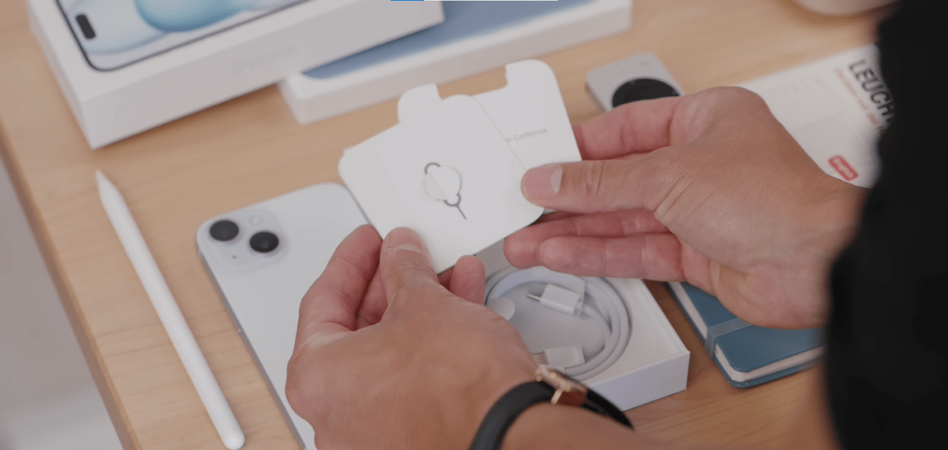 Hộp đựng iPhone 15 Plus Xanh Dương vẫn có que chọc SIM