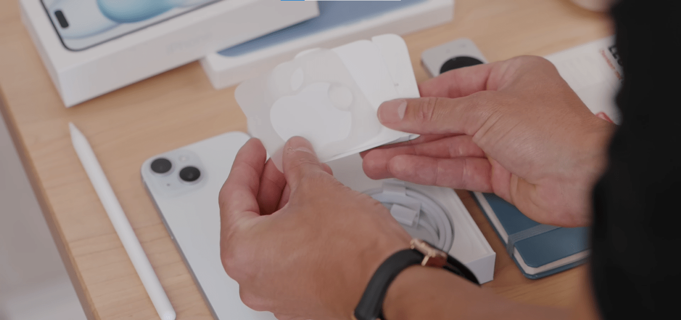 Và sticker táo khuyết như các phiên bản cùng thế hệ
