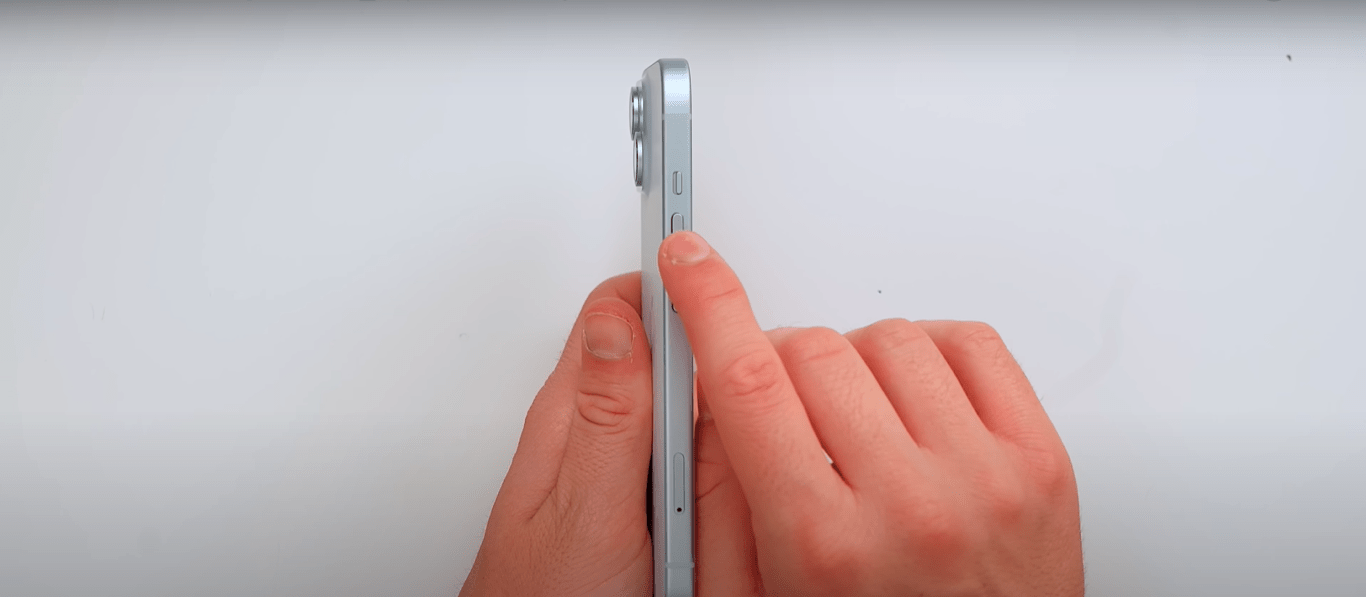 iPhone 15 Plus Xanh Dương vẫn có nút gạt Bật/Tắt tiếng và nút tăng giảm âm lượng