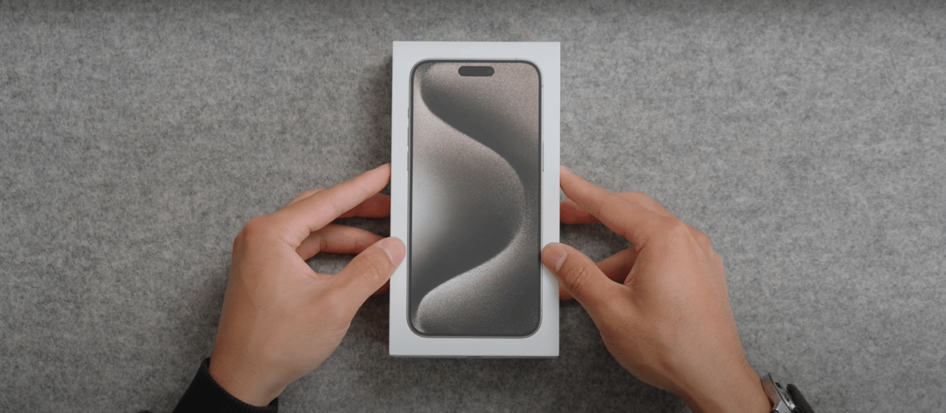 Mặt trước hộp đựng iPhone 15 Pro Max Titan Tự Nhiên tương tự phiên bản tiền nhiệm