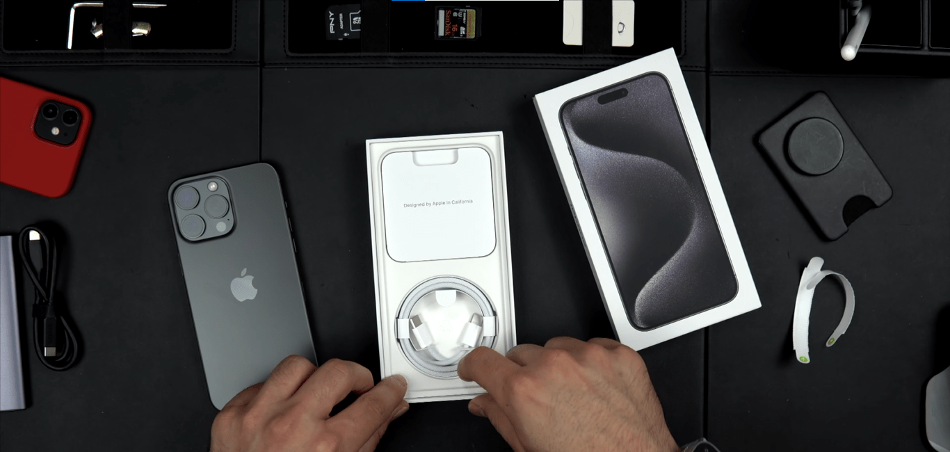 Dây sạc USB-C và bộ hướng dẫn sử dụng được đặt phía dưới điện thoại