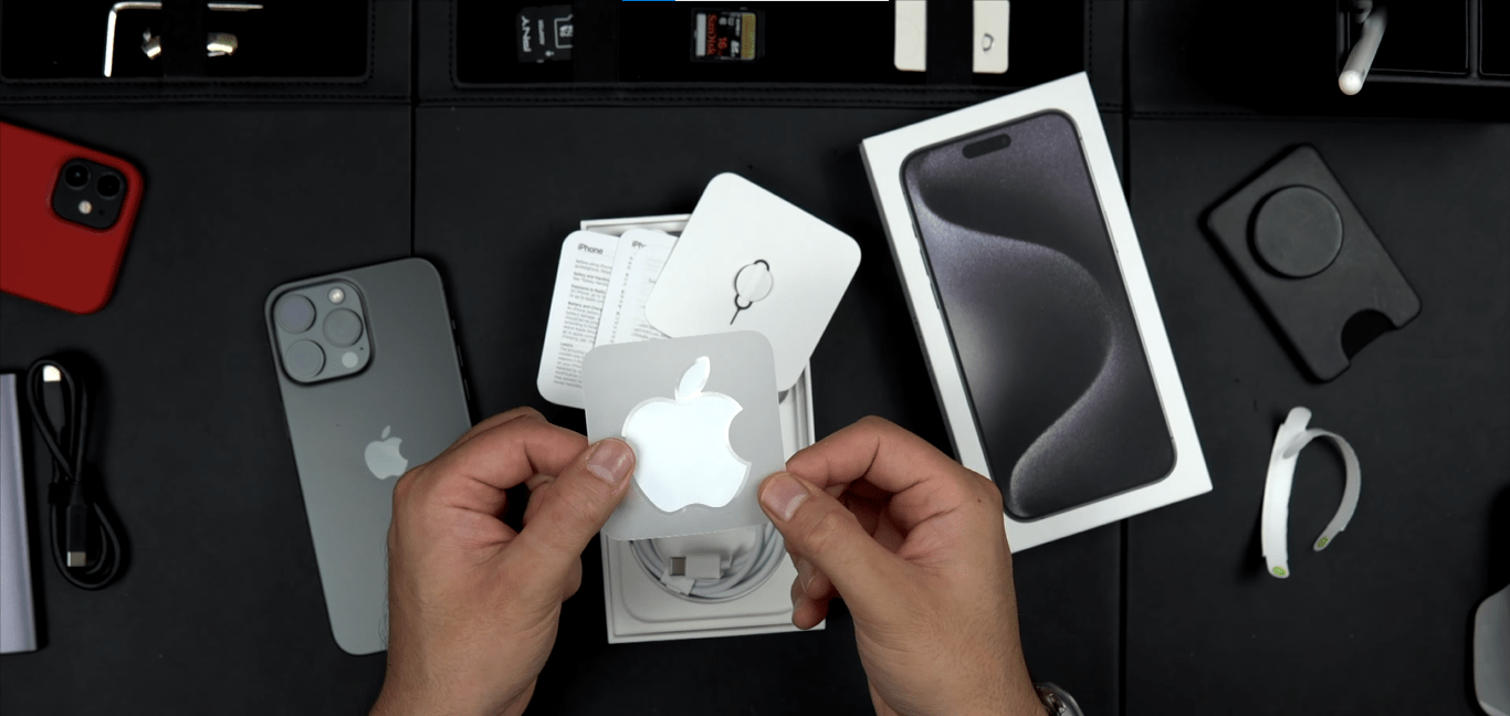 Sticker táo khuyết tiếp tục “có mặt” trong hộp đựng iPhone 15 Pro Titan Đen