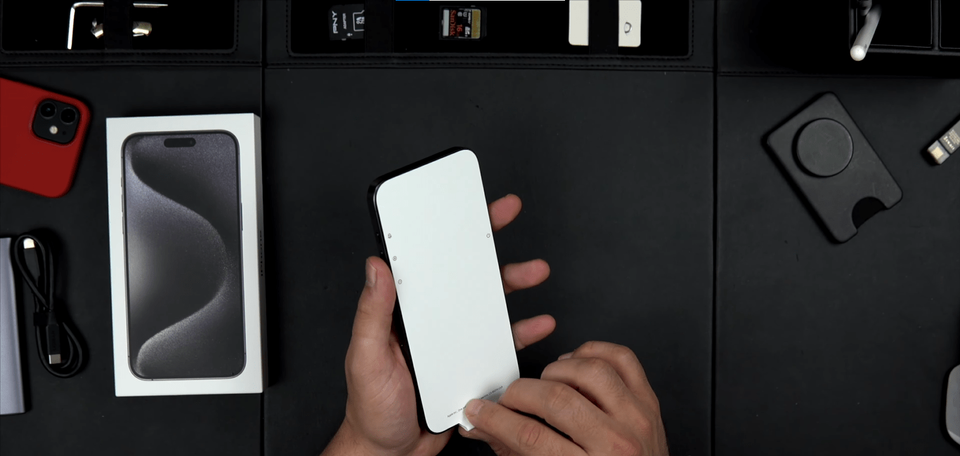 Lớp seal trắng bảo vệ màn hình iPhone 15 Pro