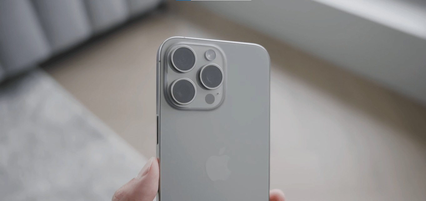 iPhone 15 Pro Max Titan Tự Nhiên là gam màu xám kim loại pha thêm chút vàng mang đến cảm giác chắc chắn và bền bỉ