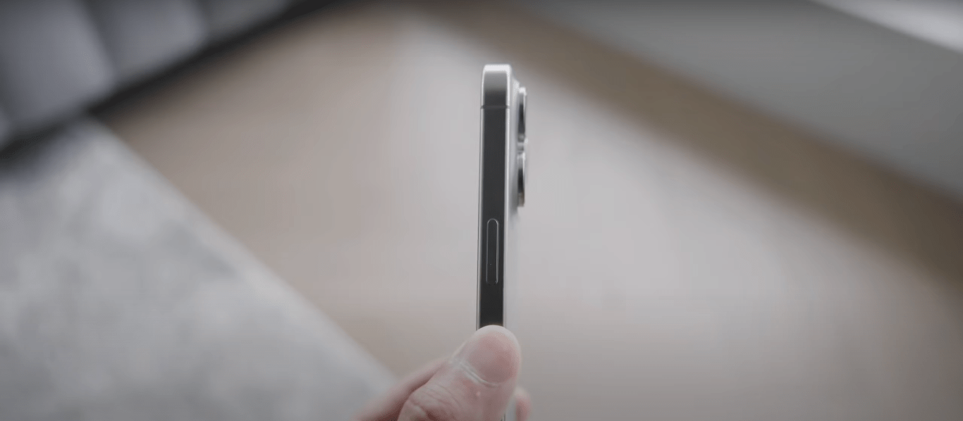 Cụm camera của iPhone 15 Pro Max có độ lồi so với mặt lưng, tương đương bản tiền nhiệm