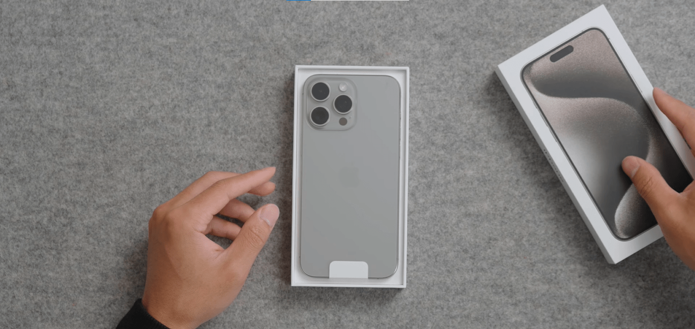Điện thoại iPhone 15 Pro Max Titan Tự nhiên được đặt ngay ngắn trong hộp đựng
