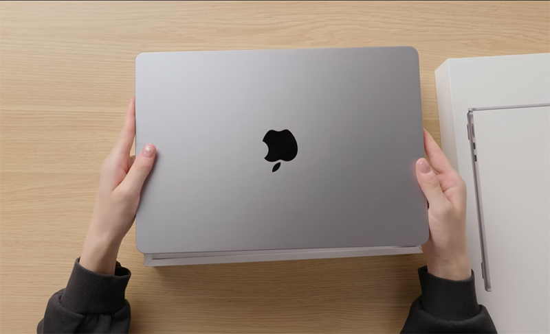Cận cảnh MacBook Air M2 Space Gray sang trọng “đốn tim" các Apple fan 4 Đập hộp MacBook Air M2 màu Space Gray