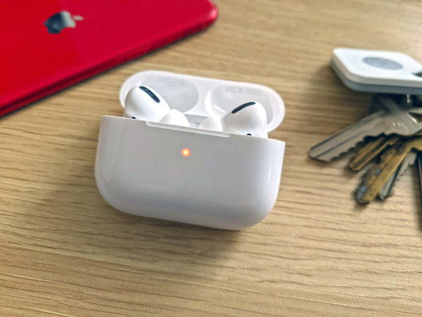 Đèn báo sạc AirPods Pro màu cam hoặc đỏ