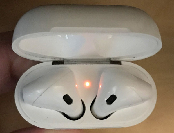 Hộp sạc AirPods báo đèn đỏ