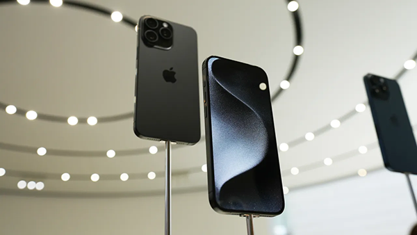 Hình ảnh cho thấy sắc độ màu dưới ánh đèn của iPhone 15 Pro/Pro Max màu Titan Đen