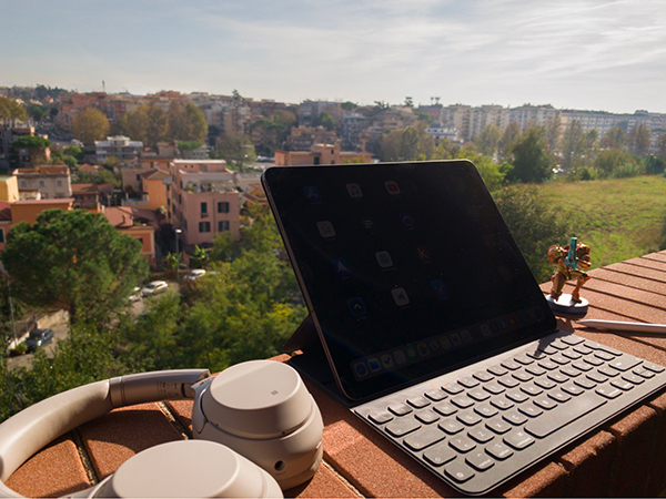 iPad Air 5 kèm bàn phím Smart Keyboard Folio