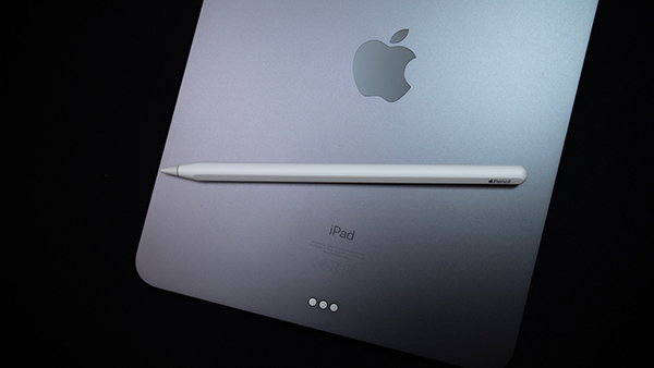 iPad và bút Apple Pencil