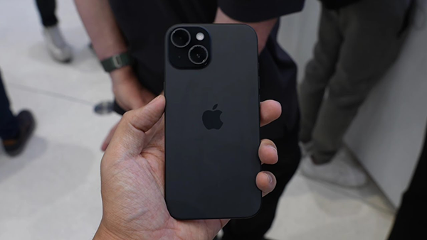 iPhone 15 Đen khi cầm trên tay