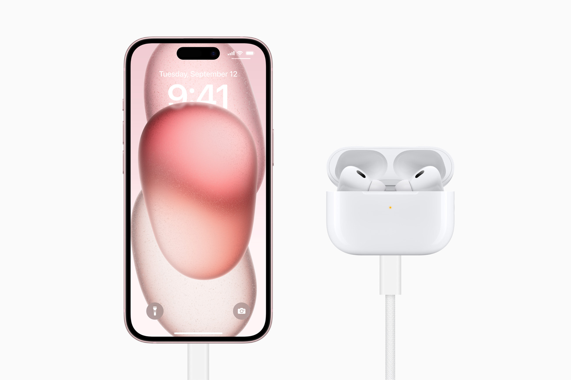 iPhone 15 Hồng khi kết hợp với phụ kiện (dây sạc trắng, AirPods,...) sẽ hài hoà, mang cảm giác sạch sẽ, tươi mới hơn