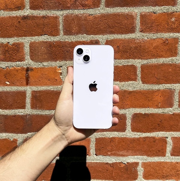 So với iPhone 13 tiền nhiệm, cụm camera trên phiên bản iPhone 14 không có nhiều sự thay đổi