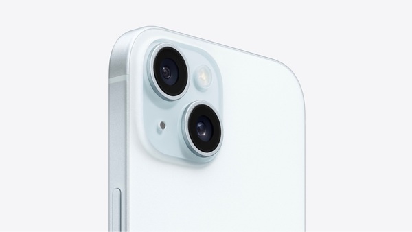 Cận cảnh camera của iPhone 15 Plus, viền xung quanh camera cũng được bao phủ bởi màu xanh dương thời thượng