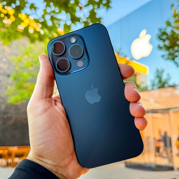 Các iFans không khỏi trầm trồ khi chiêm ngưỡng ảnh chụp thực tế của iPhone 15 Pro Max màu Titanium Blue